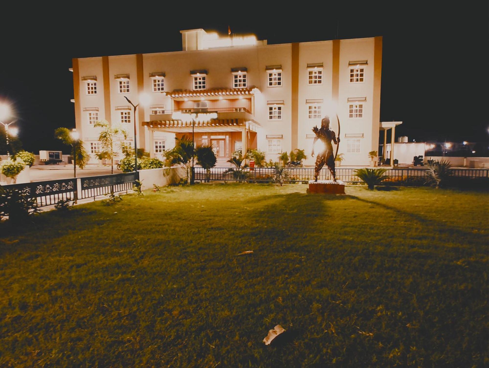 Avadh Sunshine Palace Hotel And Resort Ayodhya Esterno foto